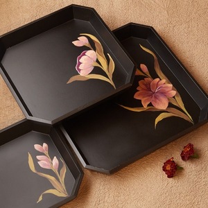 Bandeja de Madera Negra con Diseño Geométrico y Patrón Floral, Decorativa, Tradicional, Hecha a Mano, Pieza Única - Product Image 2