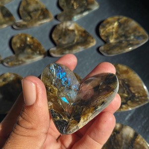 Cœur de Labradorite Premium Sculpté et Poli – Cristal de Guérison en Gros - Product Image 2