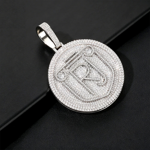 Collier pendentif de luxe R Shield entièrement serti de moissanite, médaillon rond, bijou statement Hip Hop, cadeau pour homme, brillant - Product Image 3
