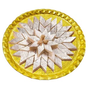 Plateau de service rond en métal doré, fait main, martelé et gravé, style oriental, pour mariage, plat décoratif pour servir les aliments - Product Image 1