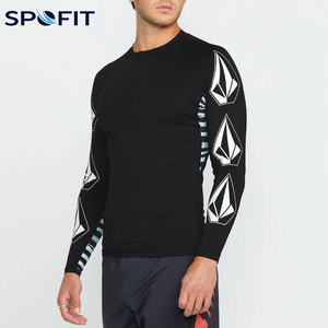 Camiseta de Manga Larga para Hombre, Color Gris, con Paneles Negros y Logotipo Personalizado en la Parte Delantera, de Secado Rápido, Spandex y Poliéster - Product Image 6