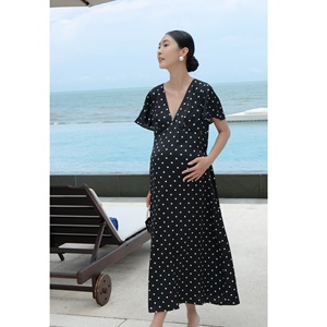 Vestido casual de verano con cuello en V, manga regular, corte holgado, minimalista, de mezcla de seda a rayas, 160 g/m², hecho en Vietnam - Product Image 1