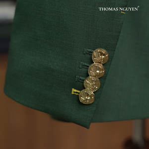 Costume de luxe vert mousse sur mesure, comprenant une veste à simple boutonnage et un pantalon assorti de la collection Natural Color. - Product Image 4