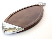 Modern uniek visdesign Tayyab handgemaakte houten dienblad in vlotvorm met aluminium handgrepen, op maat gemaakte kleur en maat, voor thuisgebruik.