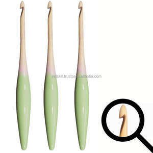 Crochets en bois semi-coloré en vrac design ergonomique outils d'artisanat artisanaux écologiques durables pour les acheteurs B2B - Product Image 2