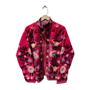 Veste en velours rose bonbon, veste brodée ouzbèke avec deux poches latérales, veste bohème chic unisexe, veste d'hiver Suzani - Product Image 1