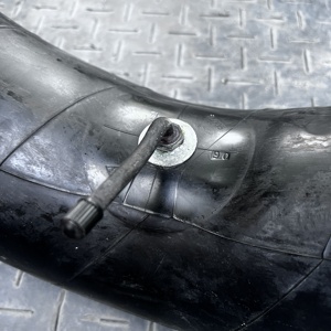 Chambre à air en butyl KUMA pour camions légers et véhicules de construction, garantie 12 mois, longue durée de vie, noire, haute qualité, fabriquée à Hô Chi Minh - Product Image 3