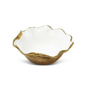 Bol de service en céramique en forme de fleur avec bordure incrustée d'or, fait main, style glamour, pour les fêtes - Product Image 1
