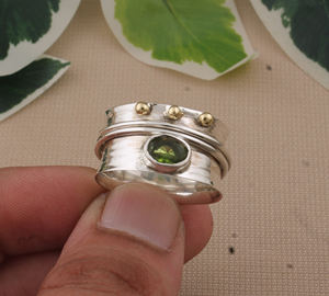 แหวนเงินแท้ประดับพลอยเพอริดอทดีไซน์คลาสสิคทรงเหลี่ยมเจียระไนสำหรับผู้หญิง เหมาะสำหรับงานแต่งงาน งานเลี้ยง และเครื่องประดับแฟชั่น ขายส่ง - Product Image 5