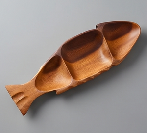 Plat de service en bois fait main en forme de poisson, design minimaliste, assiette en bois massif pour la cuisine, vaisselle élégante pour la présentation - Product Image 1