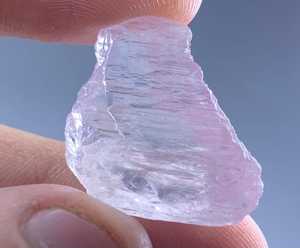 Natural <b>Raw</b> Kunzite <b>Crystal</b> 20 Carat Pink Spodumene Gemstone High AA+ Quality GIA Certified Fracture Filled Faceting Cutting - Product Image 3