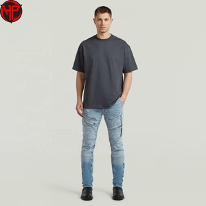 Jean en denim skinny délavé clair pour homme, coupe slim, taille mi-haute, avec jambes articulées 3D et multiples poches, style workwear - Product Image 2