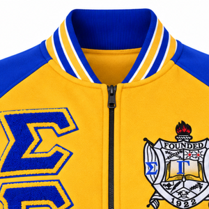 Chaqueta Varsity de Forro Polar para Mujer en Amarillo, Azul Rey y Blanco con Letras Bordadas en Chenille, Logotipo de Escudo, Cierre Completo y Ribetes Acanalados, Estilo Casual - Product Image 2