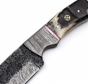 Couteau utilitaire d'extérieur en acier Damas fait main sur mesure, manche en corne de cerf, finition martelée - Product Image 3