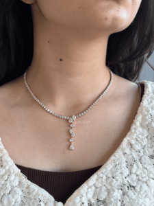 Collier de luxe pour femme avec pendentif goutte cascade en diamant de laboratoire 9,60 carats taille poire, certifié IGI, en or 14 carats, avec chaîne tennis - Product Image 1
