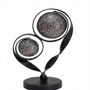 Escultura Abstracta de Aluminio Hecha a Mano, Dúo de Esferas Flotantes sobre Cintas Metálicas Retorcidas, Decoración Moderna para Mesa en Negro y Moteado - Product Image 1