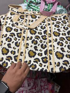 Sac à bandoulière artisanal indien, sac fourre-tout matelassé en coton imprimé au bloc, fait main - Product Image 1