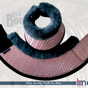 Protège-encoches de cheval Premium en néoprène rembourré, en tissu synthétique effet serpent, avec paillettes arc-en-ciel irisées, anti-retour, pour l'extérieur - Product Image 2
