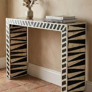 Table console artisanale en os incrusté, mosaïque complexe faite à la main, meuble d'appoint pour un style élégant dans les halls d'hôtels et les entrées résidentielles - Product Image 1