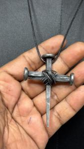 Pendentif croix forgé à la main, au caractère artisanal rustique, idéal pour la fabrication de bijoux, les artisanat religieux, les cadeaux et les créations faites à la main. - Product Image 2