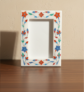 Cadre photo artisanal en marbre blanc avec incrustation florale multicolore – Léger, élégant, pour décoration de table et d'intérieur - Product Image 1
