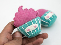 Jouet alimentaire en feutre de laine fait main, motif Cupcake d'amour, 5 cm, artisanat éthique équitable, cadeau de Saint-Valentin, décoration d'anniversaire