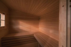 Sauna extérieur en bois de style chalet pour 6 à 8 personnes - Cabine de sauna en pin naturel avec toit en pente et panneaux de verre en treillis - Product Image 5