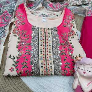 ชุดสัลวาร์ คามีซ ผ้ามัสลินโพลีเอสเตอร์ 3 ชิ้น ลายดอกไม้สดใส พร้อมผ้าคลุมไหล่ แบบอนาร์กาลี กุรตา กางเกงขายาว แห้งเร็ว เหมาะสำหรับงานปาร์ตี้ - Product Image 4