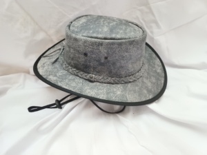 Chapeau de cowboy en cuir gris délavé, style western vintage vieilli, avec bande tressée et sangle de menton, pour l'extérieur et le ranch - Product Image 3