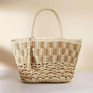 Complementa tu look de fin de semana favorito con este encantador bolso de hilo natural con textura a cuadros y detalles de perlas. - Product Image 3