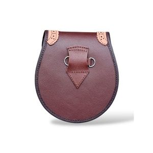 Sporran celtique en cuir véritable de qualité supérieure avec tête de cerf, rabat à nœuds embossés, bord tressé et emblème métallique pour kilt écossais - Product Image 4