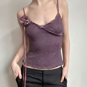 Top corto de punto para mujer, gris y morado, con encaje, tirantes laterales, cinturón decorativo, flor 3D y tirantes finos con lazo - Product Image 1