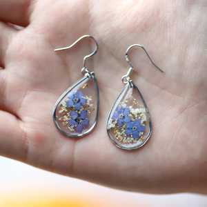 Pendientes de resina con detalles de metal de cobre y diseño de color en espiral, ideales para colecciones de joyería artística. Artesanías de resina. - Product Image 1