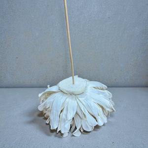 ดอกไม้ประดิษฐ์ทำมือจากไม้โซล่ารูปดอกเบญจมาศ ขนาดใหญ่ 15 ซม. พร้อมก้านไฟเบอร์จากพืชเซสบาเนีย - Product Image 6