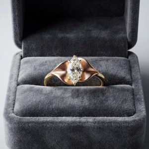 Bague sculpturale en or massif 14 carats bicolore avec diamant taille marquise de 2,00 carats, cultivé en laboratoire, bijou de fête pour amis - Product Image 5