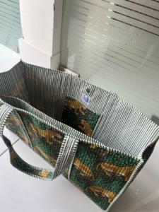 Bolsa de Mano de Lujo Hecha a Mano, Estilo Moderno, para Fin de Semana, de Algodón Estampado, Acolchada, con Cierre de Cremallera, Gran Capacidad, Duradera - Product Image 3