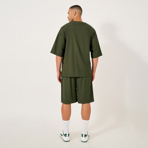 Conjunto de Camiseta y Pantalones Cortos para Hombre Oye Hoye International, Color Verde Oliva, 100% Poliéster, Cuello Redondo, Estilo Casual de Verano, Corte Regular - Product Image 3