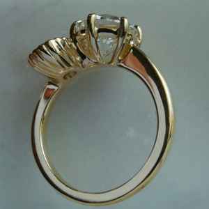 Anillo Toi et Moi con Diamante Redondo de Moissanita Estilo Flor para Mujer, Plata 925 Original con Baño de Oro, Regalo de Promesa para Enamorados - Product Image 4