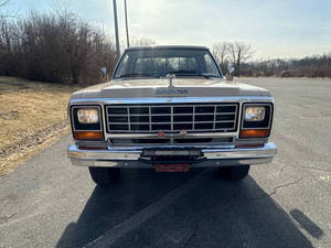 OFERTA MAYORISTA: Camioneta Dodge RAM 150 4WD Cabina Estándar, Modelo Antiguo 1984 - Product Image 3