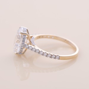 Bague de fiançailles/mariage solitaire en diamant de laboratoire taille ovale certifié IGI, en argent sterling 925 massif rhodié avec bande pavée - Product Image 3