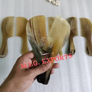 Peines de cuerno de búfalo son herramientas de cuidado naturales y antiestáticas hechas de cuerno de búfalo que reducen la rotura del cabello y minimizan las puntas abiertas. - Product Image 1