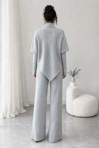Conjunto de dos piezas para mujer: suéter gris de punto con cuello alto y pantalones anchos - Product Image 3