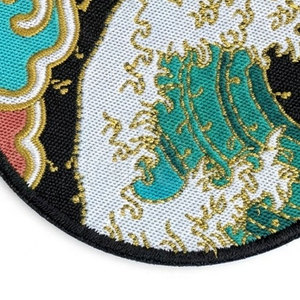 Écussons tissés personnalisés avec logos pour vestes, sacs, chapeaux et accessoires vestimentaires, pour la mise en marque. - Product Image 4