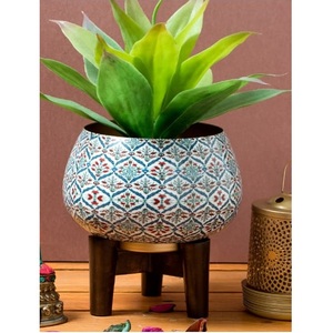 Décoration d'hôtel de luxe, pot à fleurs en métal avec finition émaillée et support en bois, décoration d'intérieur, décoration de jardin d'hôtel - Product Image 1