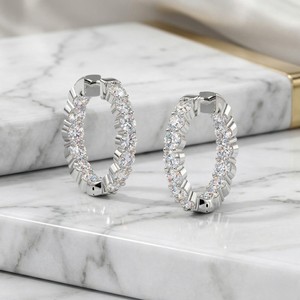 Boucles d'oreilles créoles en or 9 carats avec diamants ronds brillants de laboratoire de 2,60 CTW, serties en barrette, pour bijoux fins de luxe certifiés - Product Image 3