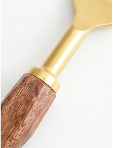 Juego de cubiertos chapados en oro con mangos de madera, cuchara, tenedor, cuchillo, diseño minimalista, cubiertos duraderos para uso en mesas de boda. - Product Image 2