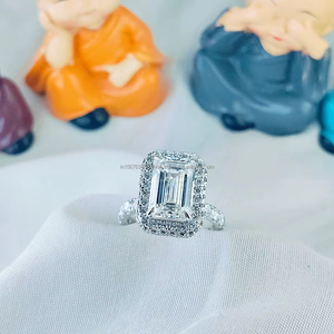 Bague en diamant taille émeraude avec pierres latérales en or blanc, conçue pour une élégance intemporelle, des lignes épurées et un look luxueux raffiné - Product Image 1