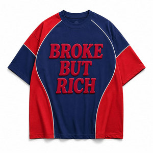 T-shirt Oversize da Uomo 'Broke But Rich' con Maniche Raglan, Collo Tondo, Stile Streetwear, Design con Lettere Stampate e Bordi a Contrasto Blu e Rosso - Product Image 2