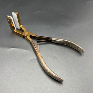 Pince à presser pour extensions de cheveux en bronze métallique, poignées texturées scintillantes, cadre perforé, pince de scellage en silicone - Product Image 1