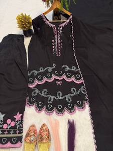 Top de seda Chanderi romano tradicional para mujer con bordado de lentejuelas y múltiples agujas, estilo fiesta, con salwar y dupatta. - Product Image 3